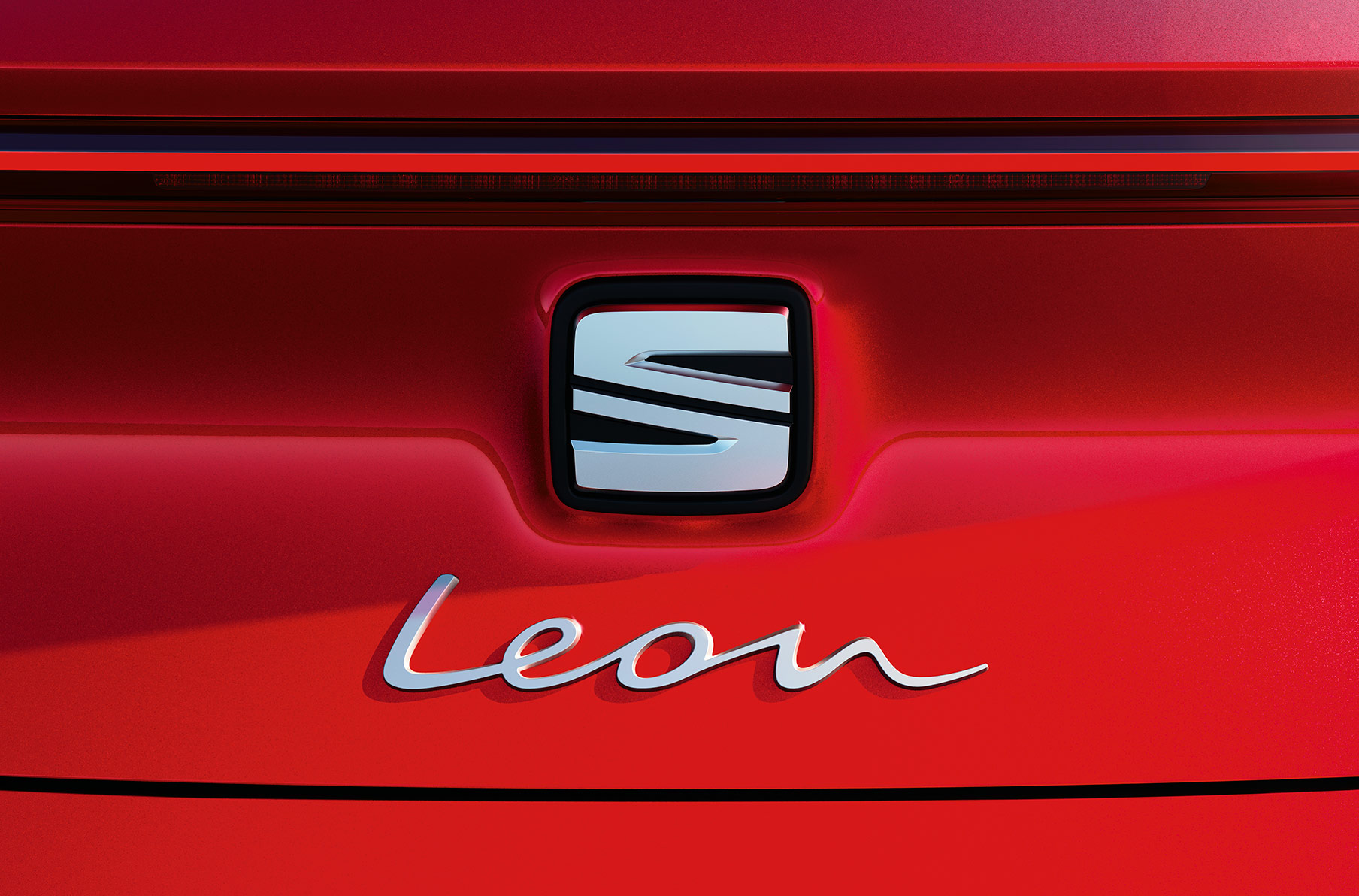 seat leon in desire red met leon-handtekening