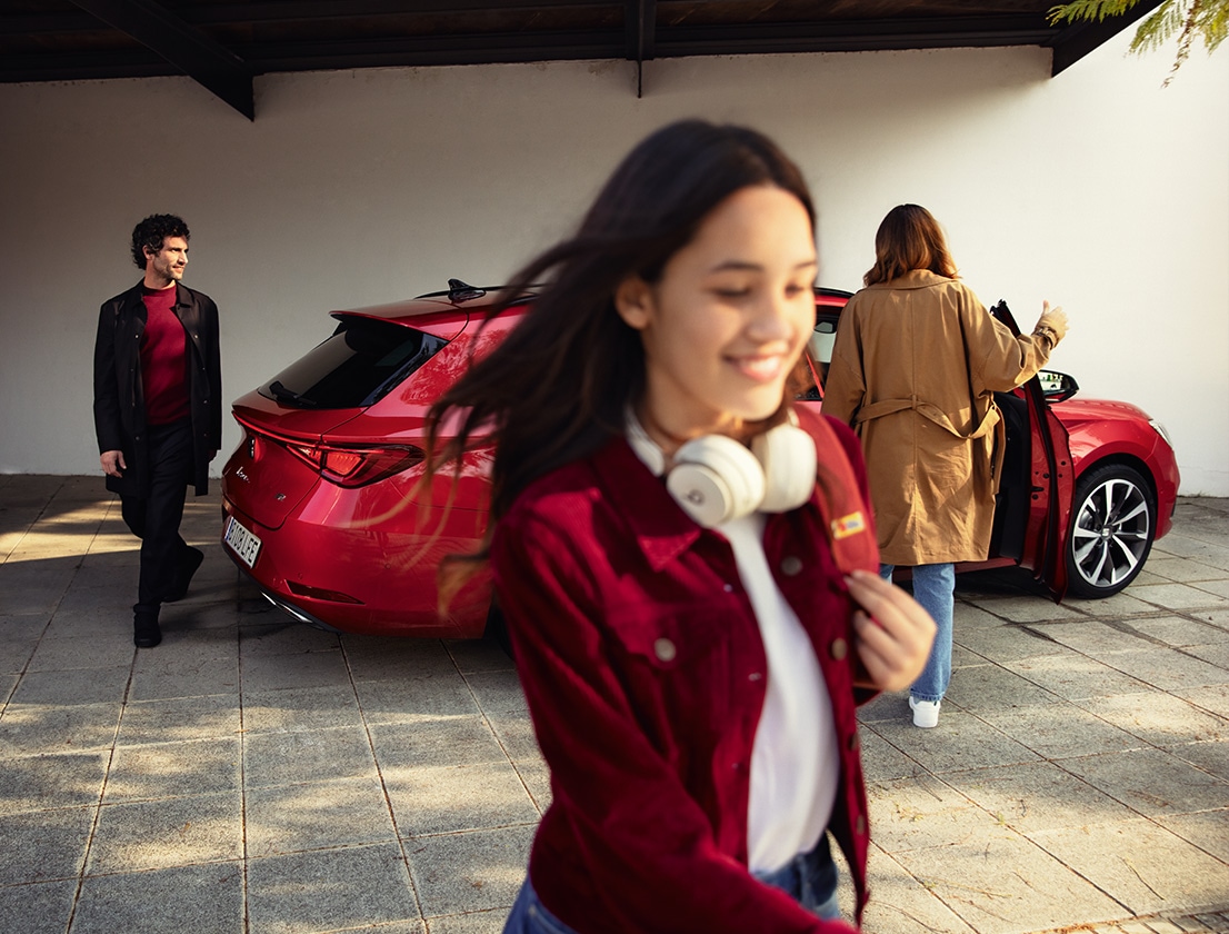 famille autour de la nouvelle seat leon de couleur desire red 