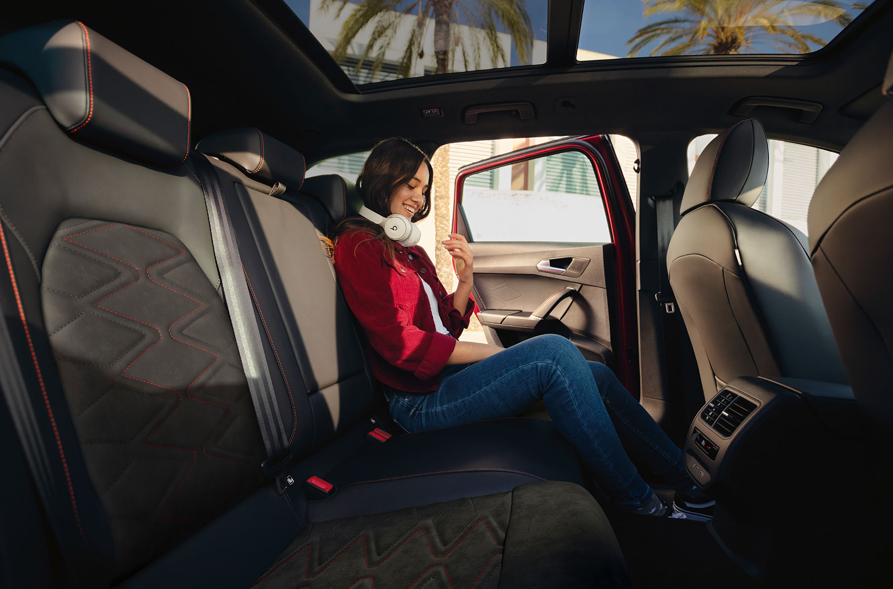 femme assise dans le siège sport en microfibre dinamica de la seat leon.